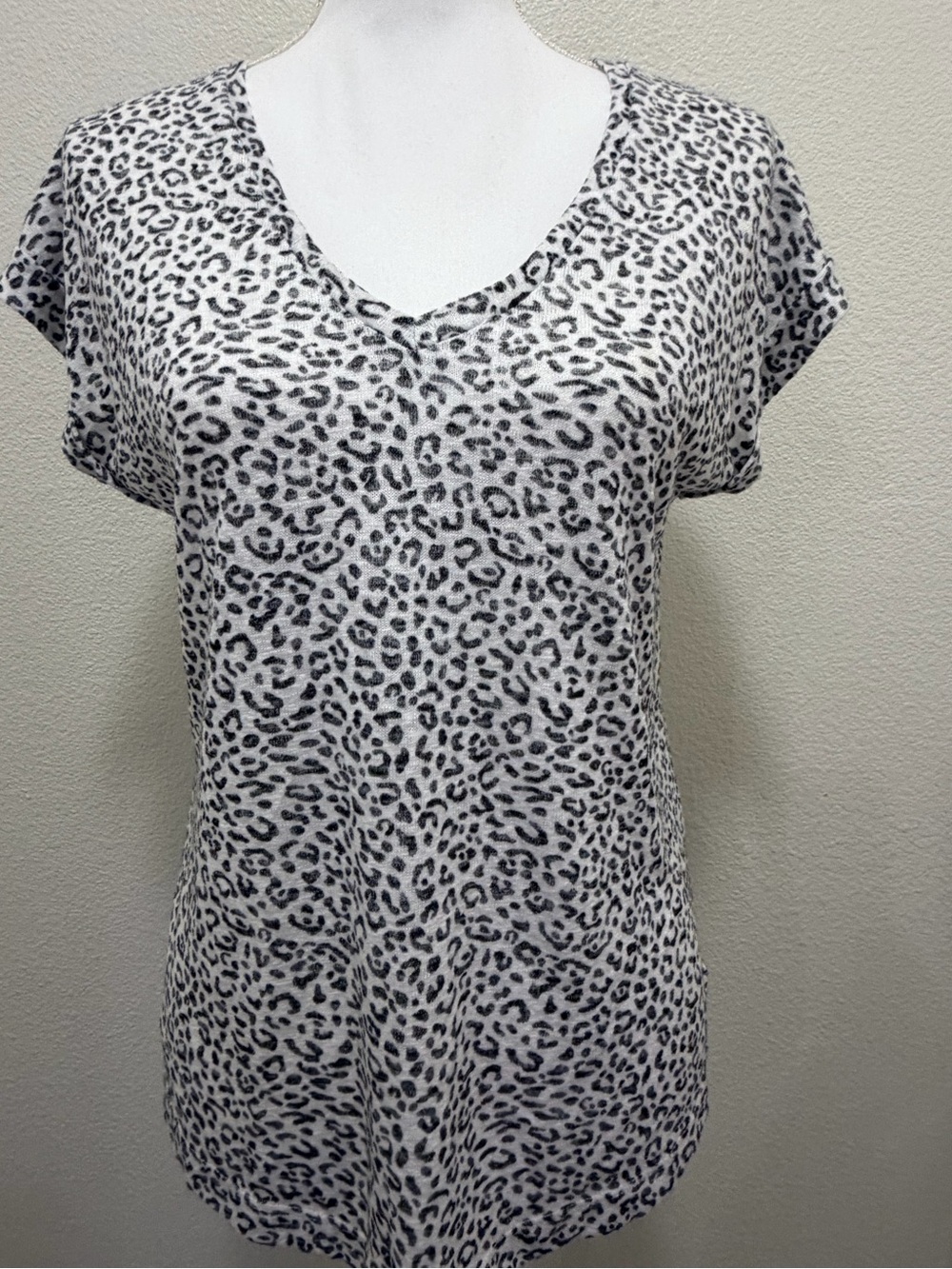 Bobeau white and black leopard print short sleeve blouse